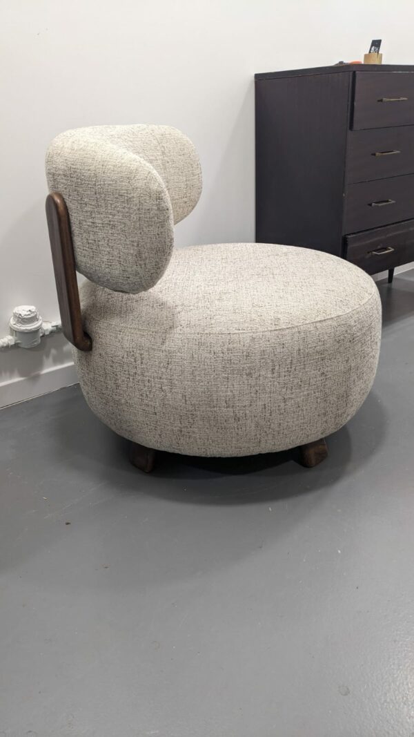 Fauteuil Platon noyer et tissu chiné réparé – Image 6