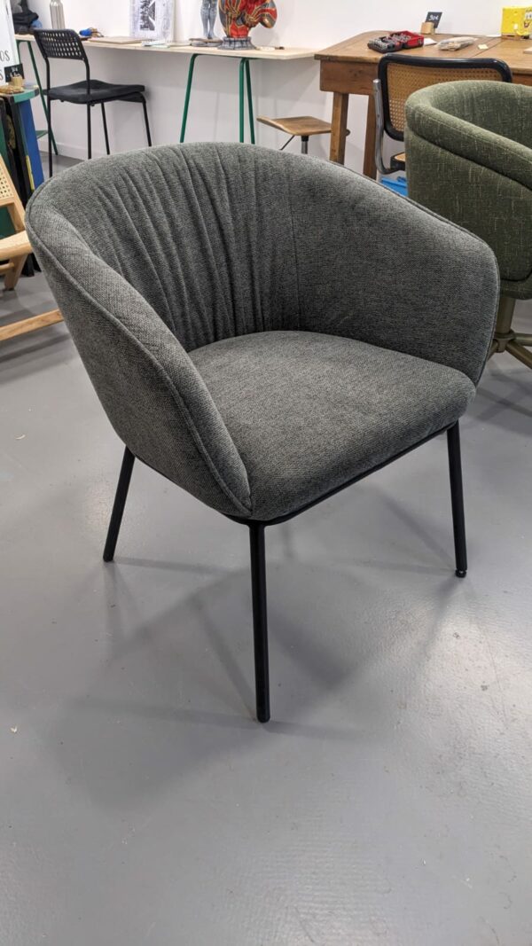 Chaise capitonnée en tissu avec accoudoirs – Image 4
