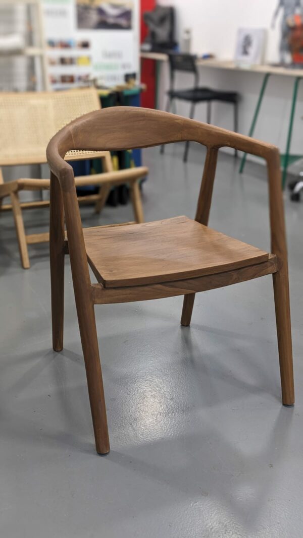 Chaise en teck style années 70 – Image 2