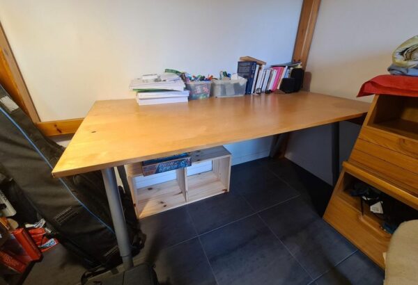 Grand bureau en bois – Image 3