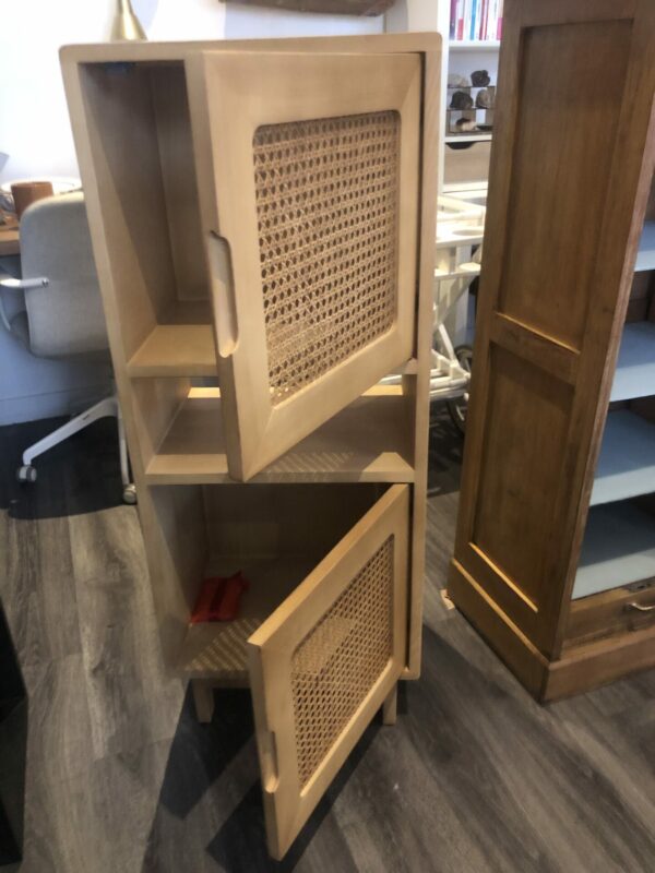 Petite bibliothèque - meuble de rangement « LUIS » en orme massif et cannage – Image 2