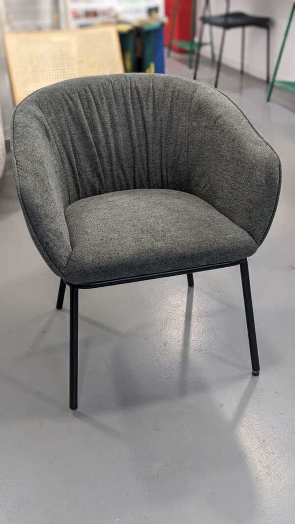 Chaise capitonnée en tissu avec accoudoirs – Image 2