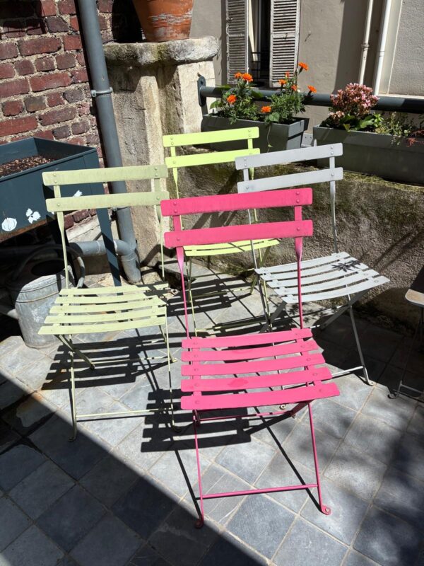 4 chaises et 1 table ronde FERMOB – Image 7