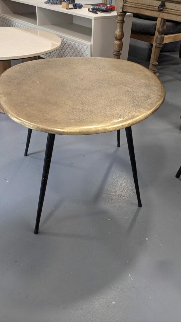 Table basse fonte d'aluminium doré – Image 4