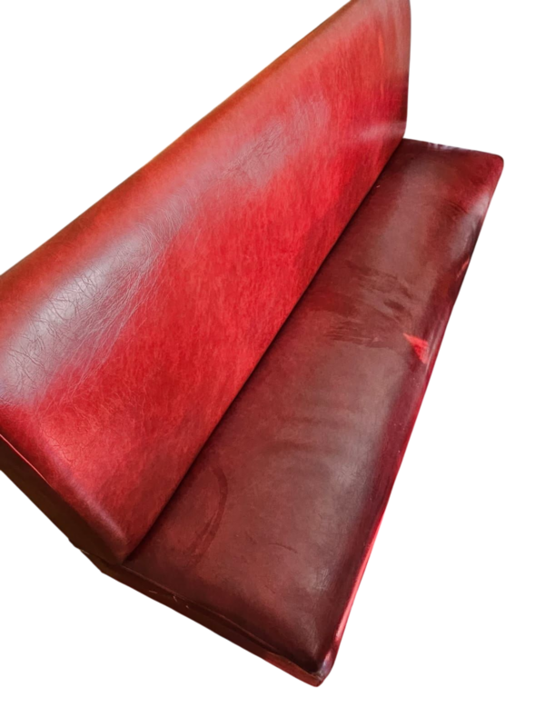 Banquette en cuir rouge / type bistrot