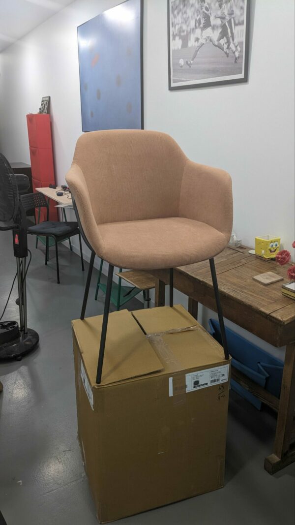 Chloé - Chaise en velours côtelé rose – Image 3