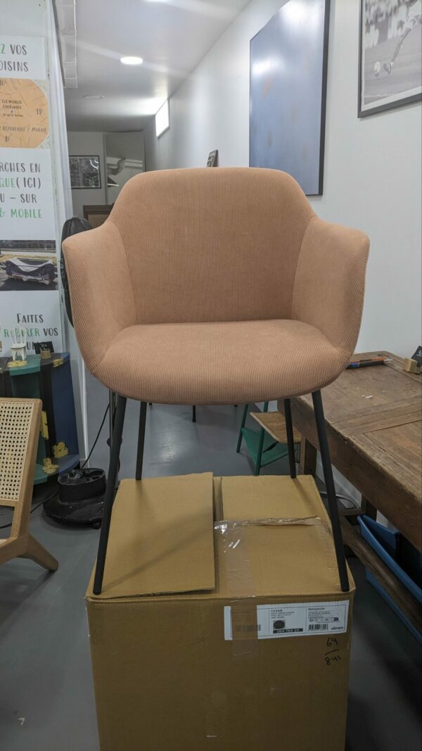 Chloé - Chaise en velours côtelé rose – Image 2