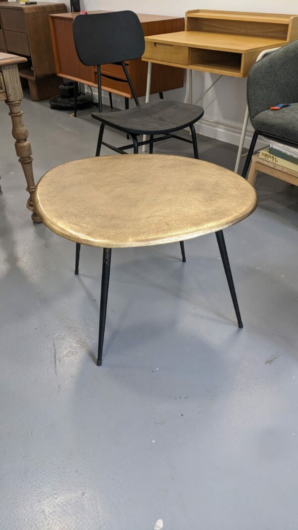 Table basse fonte d'aluminium doré – Image 3
