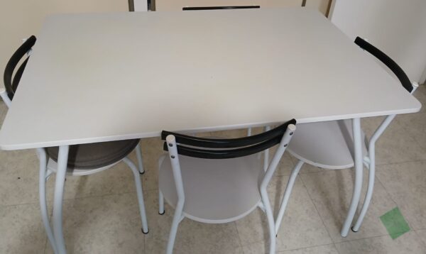 Table et 4 chaises blanches – Image 2