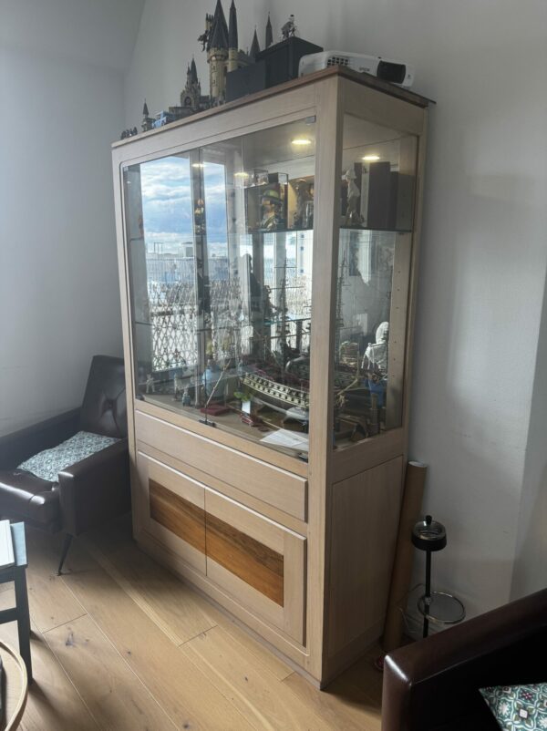 Vitrine en chêne massif avec éclairage intégré – Image 2