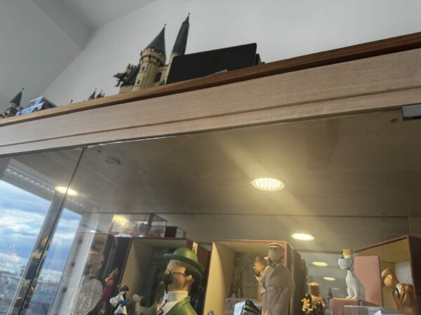 Vitrine en chêne massif avec éclairage intégré – Image 4