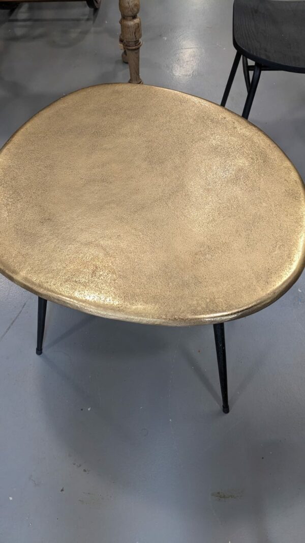 Table basse fonte d'aluminium doré – Image 5