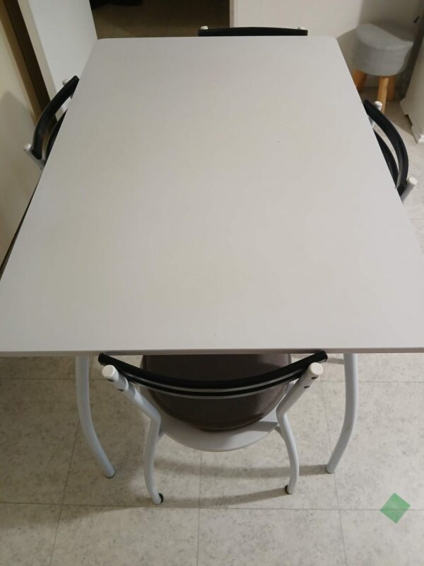 Table et 4 chaises blanches – Image 4