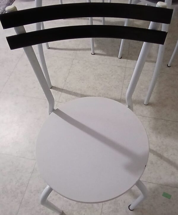 Table et 4 chaises blanches – Image 3