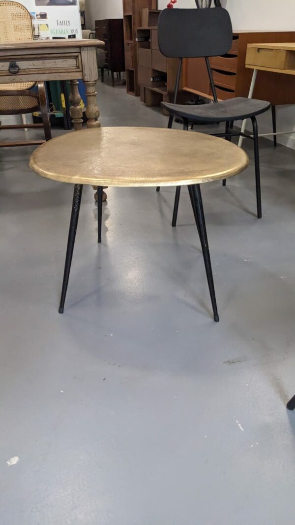 Table basse fonte d'aluminium doré – Image 2