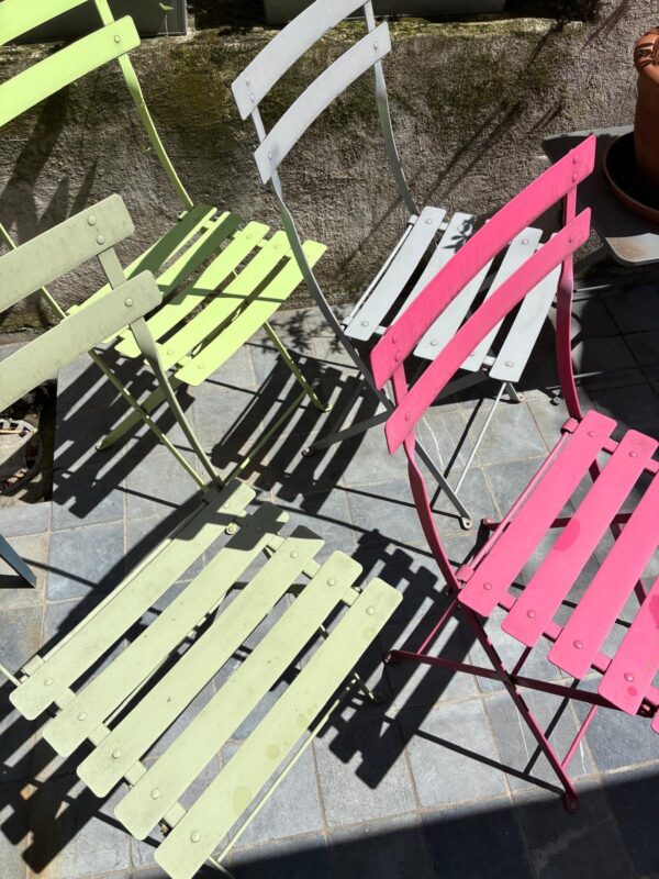 4 chaises et 1 table ronde FERMOB – Image 2