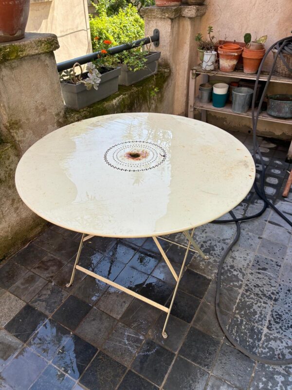 4 chaises et 1 table ronde FERMOB – Image 3