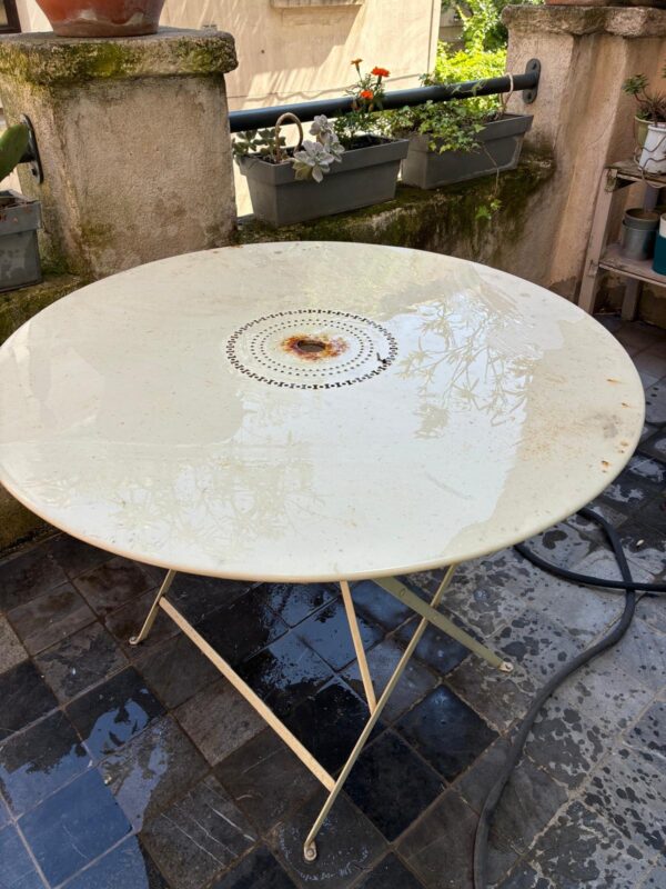 4 chaises et 1 table ronde FERMOB – Image 6