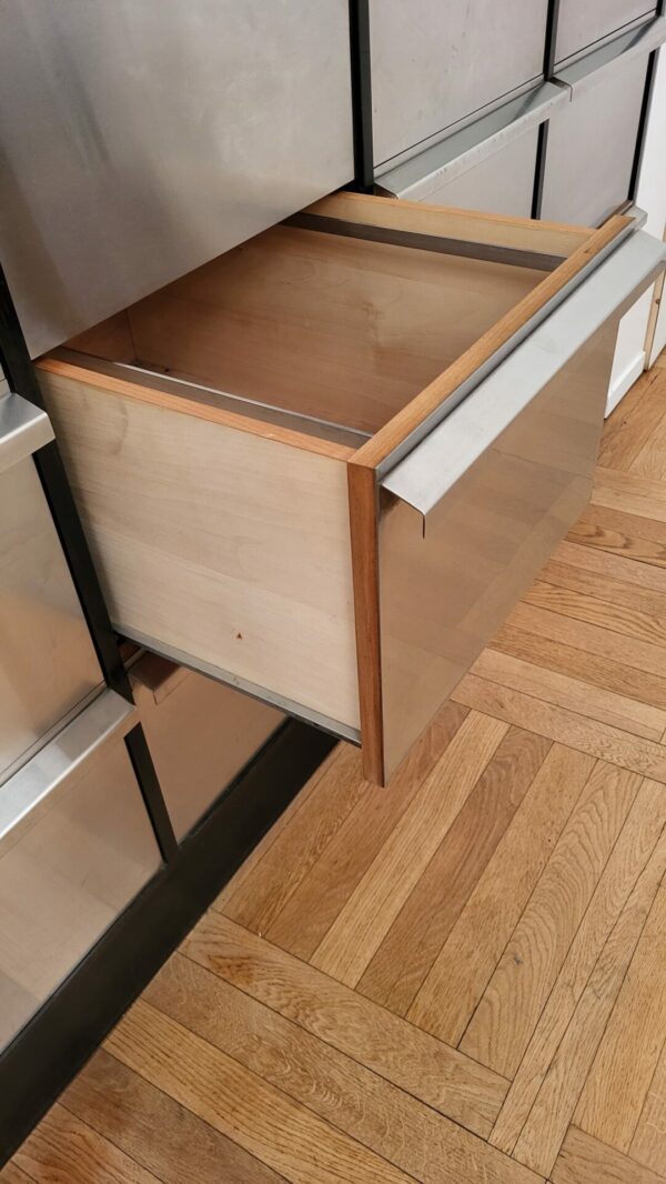 Meuble de rangement fait sur mesure en inox (agence d’architecture) – Image 4