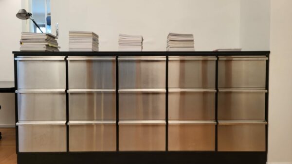 Meuble de rangement fait sur mesure en inox (agence d’architecture) – Image 3