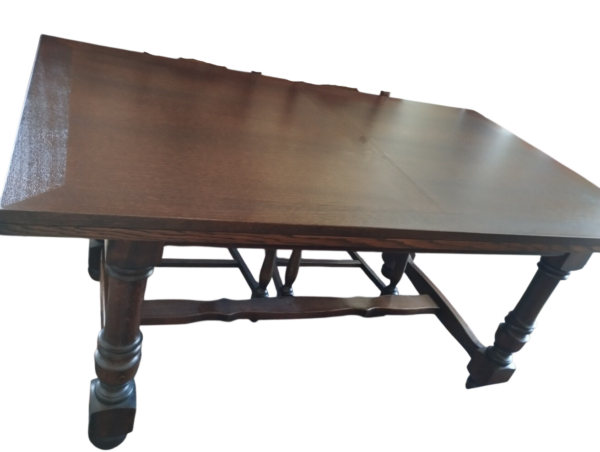 Table en bois massif. 
(Possibilité de poncage et éclaircissement)
