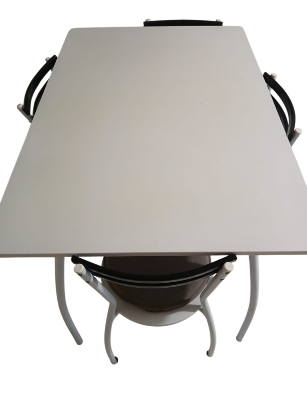Table et 4 chaises blanches