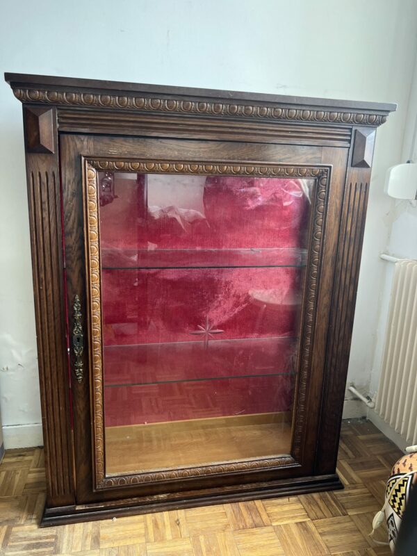 Vitrine ancienne en bois massif avec porte vitrée et fond velour rouge – Image 2