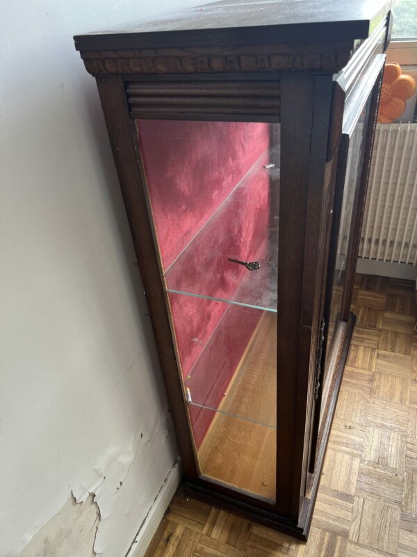 Vitrine ancienne en bois massif avec porte vitrée et fond velour rouge – Image 4