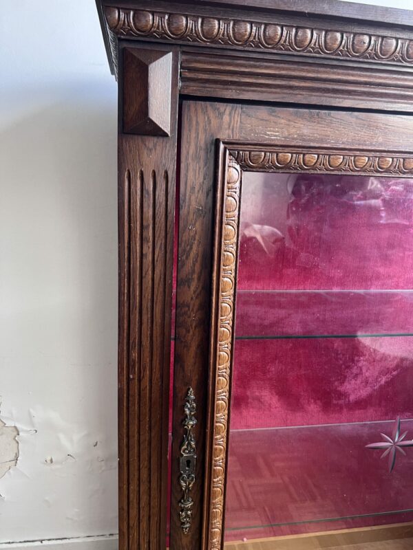 Vitrine ancienne en bois massif avec porte vitrée et fond velour rouge – Image 3