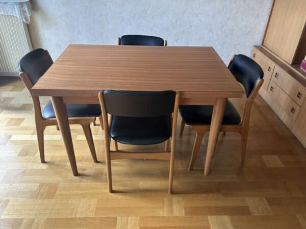 4 chaises et une table de salon – Image 2