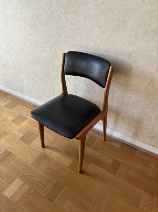 4 chaises et une table de salon – Image 3