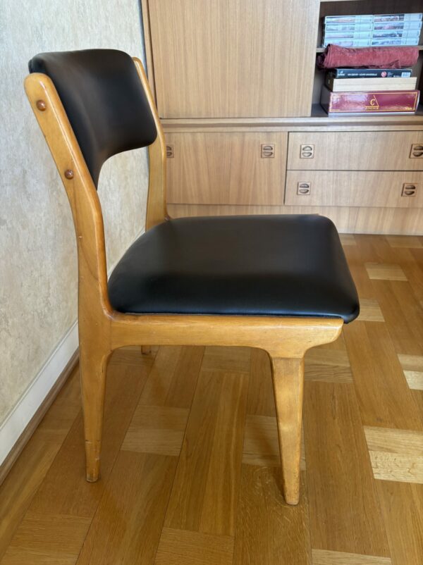 4 chaises et une table de salon – Image 4
