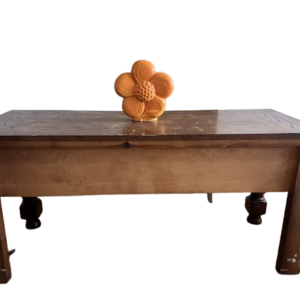 Table basse ancienne en bois massif avec tiroirs et pieds tournés