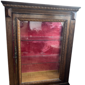 Vitrine ancienne en bois massif avec porte vitrée et fond velour rouge