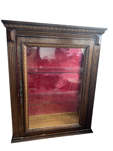 Vitrine ancienne en bois massif avec porte vitrée et fond velour rouge