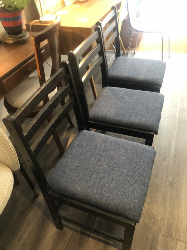 3 chaises en bois noir Assises refaites tissu bleu – Image 2
