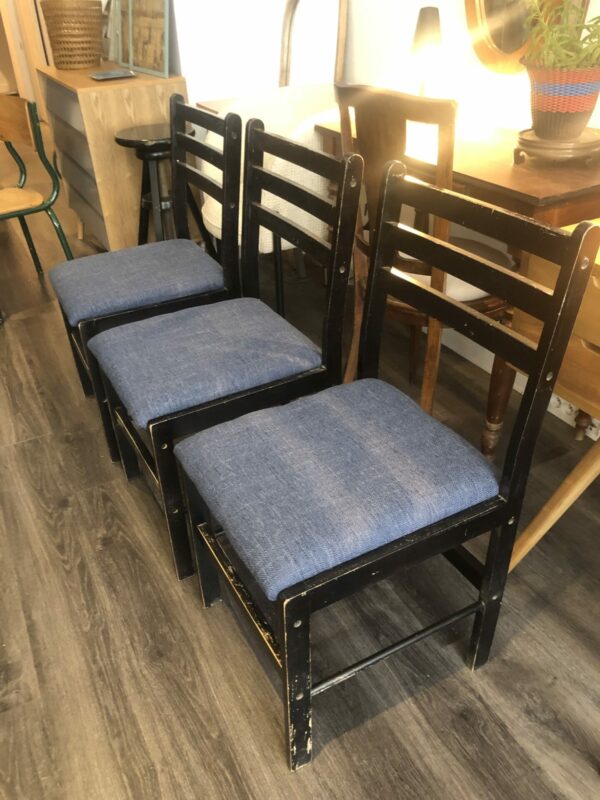 3 chaises en bois noir Assises refaites tissu bleu – Image 3