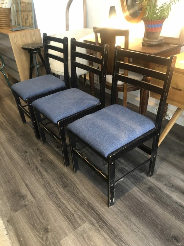 3 chaises en bois noir Assises refaites tissu bleu – Image 4