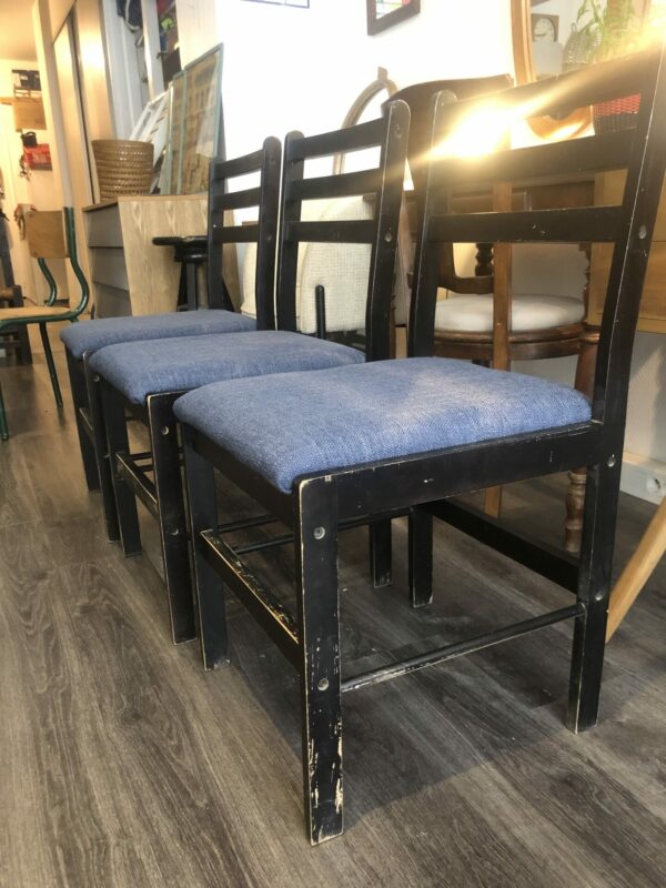 3 chaises en bois noir Assises refaites tissu bleu – Image 5