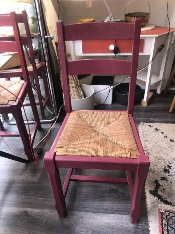 4 chaises en bois grenat et paille – Image 2