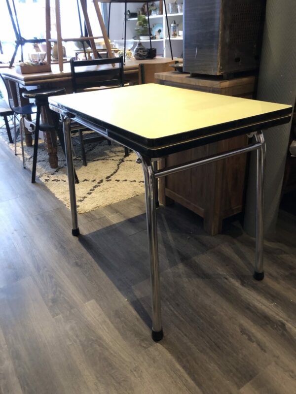 Table Formica jaune, ses 2 rallonges et tiroir 70’s – Image 10