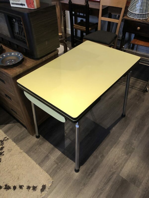 Table Formica jaune, ses 2 rallonges et tiroir 70’s – Image 3