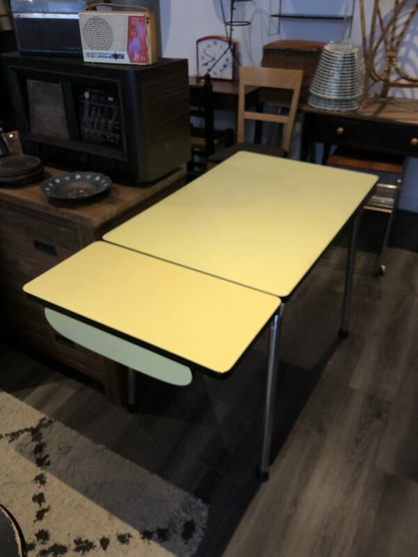 Table Formica jaune, ses 2 rallonges et tiroir 70’s – Image 7