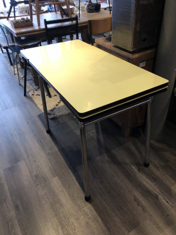 Table Formica jaune, ses 2 rallonges et tiroir 70’s – Image 9
