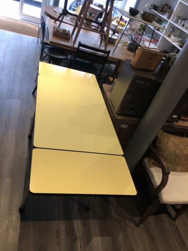 Table Formica jaune, ses 2 rallonges et tiroir 70’s – Image 5