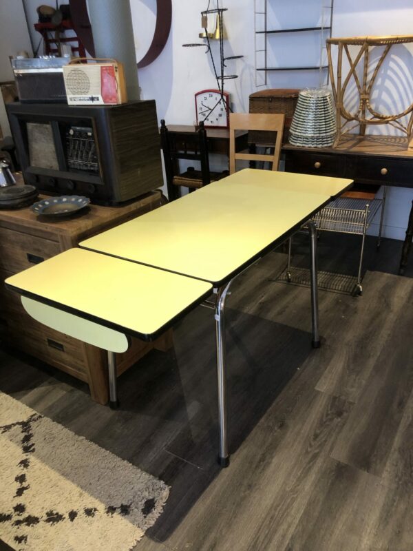 Table Formica jaune, ses 2 rallonges et tiroir 70’s – Image 4