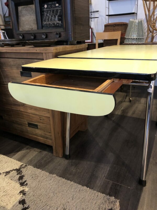 Table Formica jaune, ses 2 rallonges et tiroir 70’s – Image 8