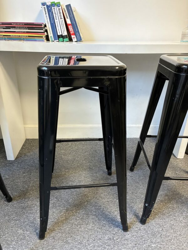 2 tabourets hauts noirs en métal – Image 2
