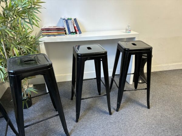 2 tabourets hauts noirs en métal – Image 4