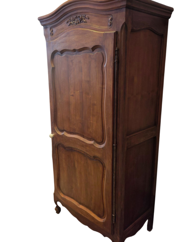 Armoire parisienne en bois rénovée